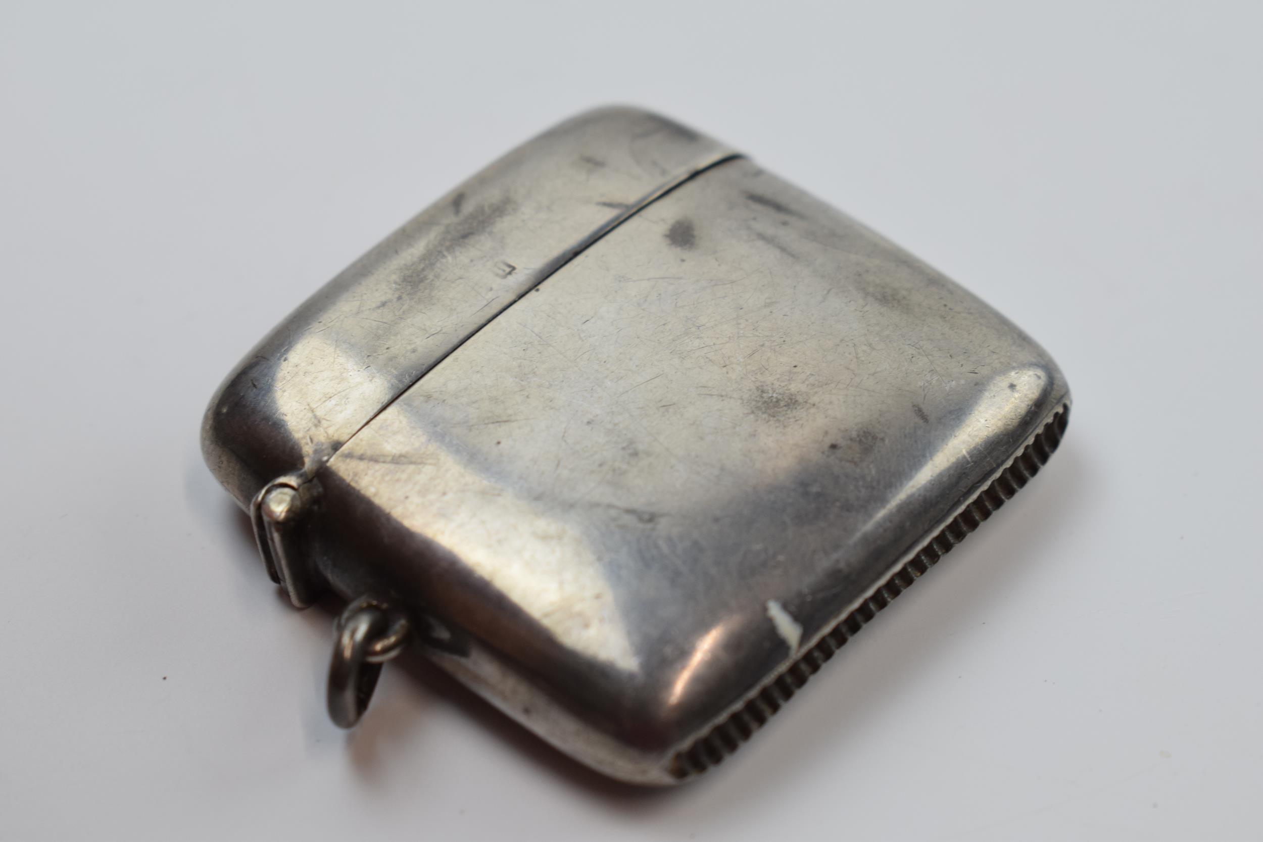 Hallmarked silver vesta case, Birmingham 1919, 26.2 grams.