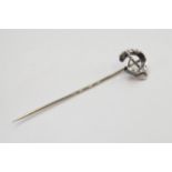 White metal horseshoe stick pin with riding crop, 6.5cm long.