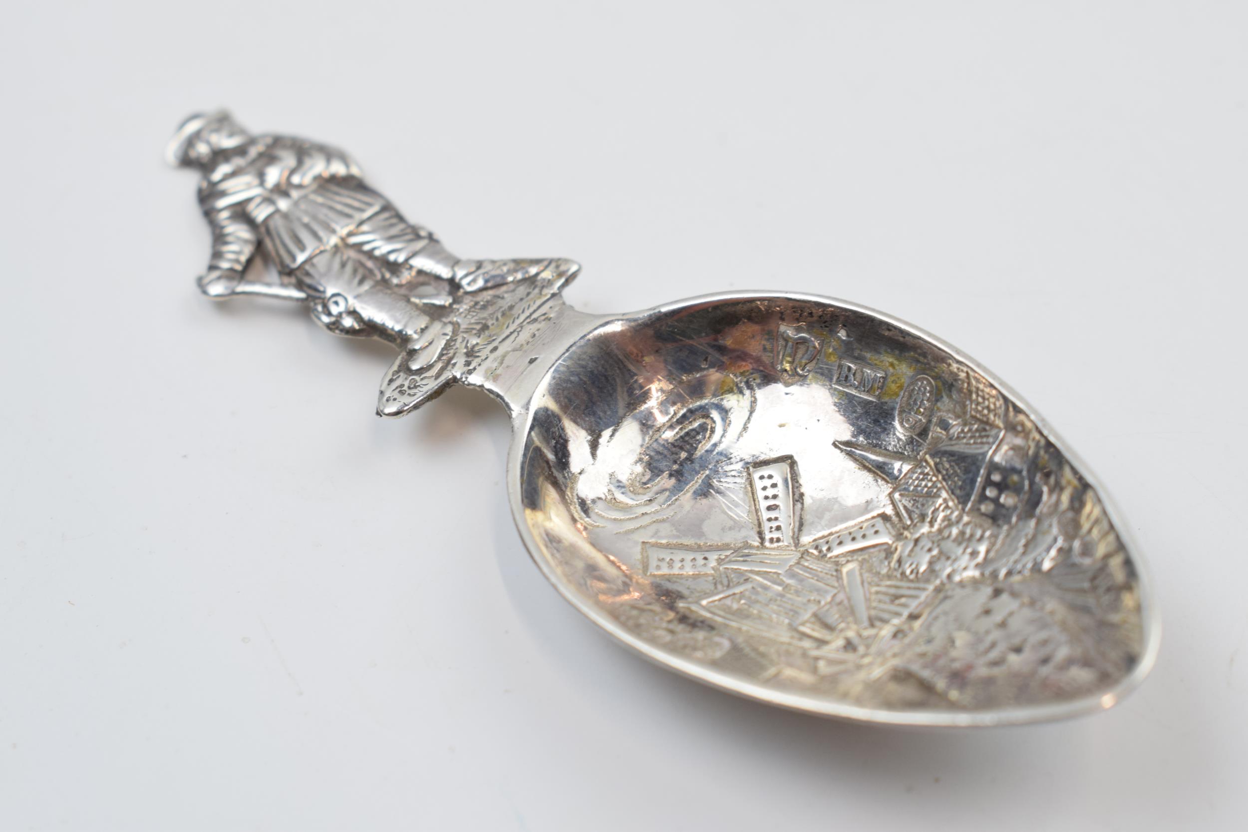 Dutch silver novelty caddy spoon with figural finial, 9.5cm long, 14.8 grams. Repair to handle.