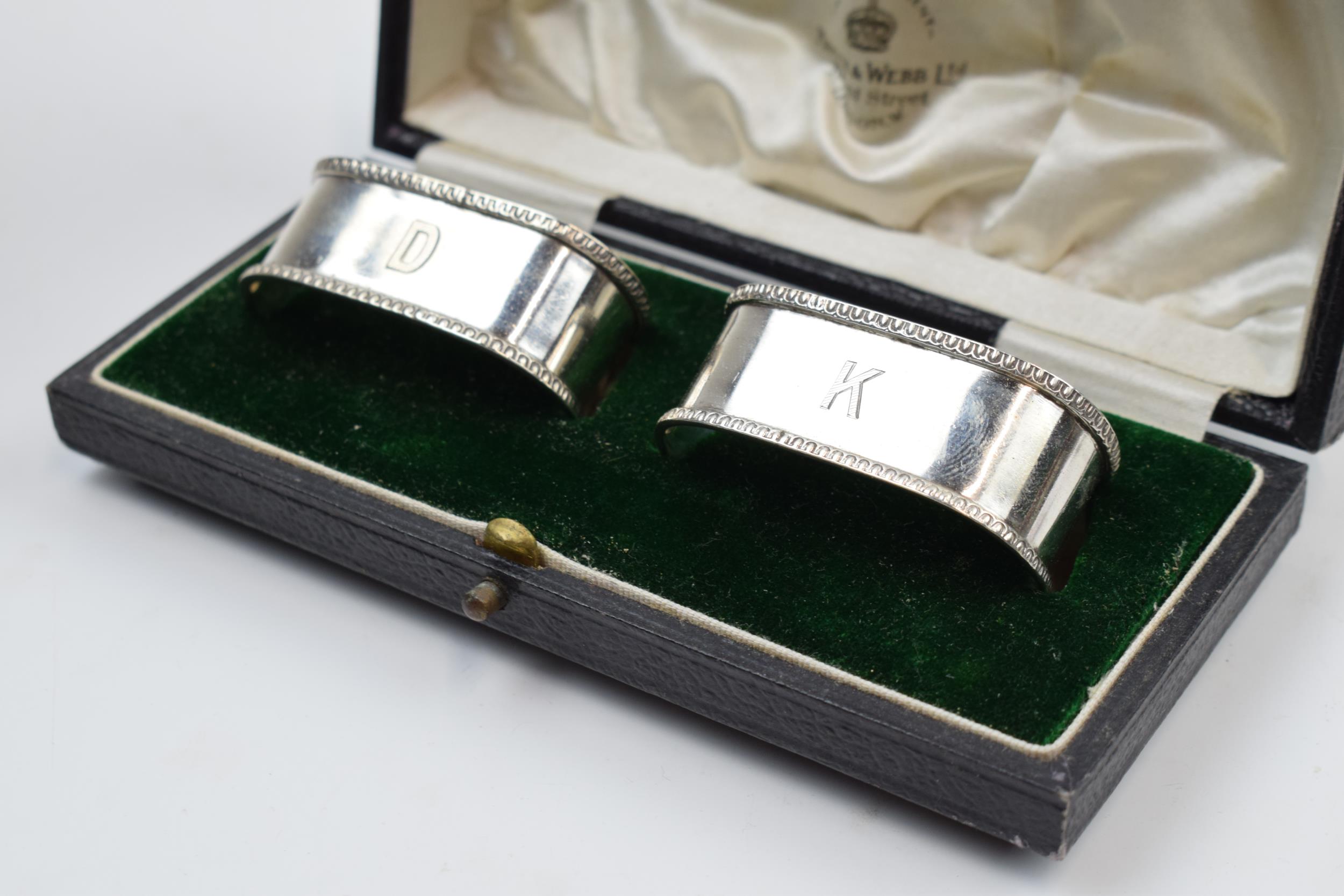 Cased silver Mappin and Webb pair of rectangular napkin rings, Birmingham 1923, with initials.