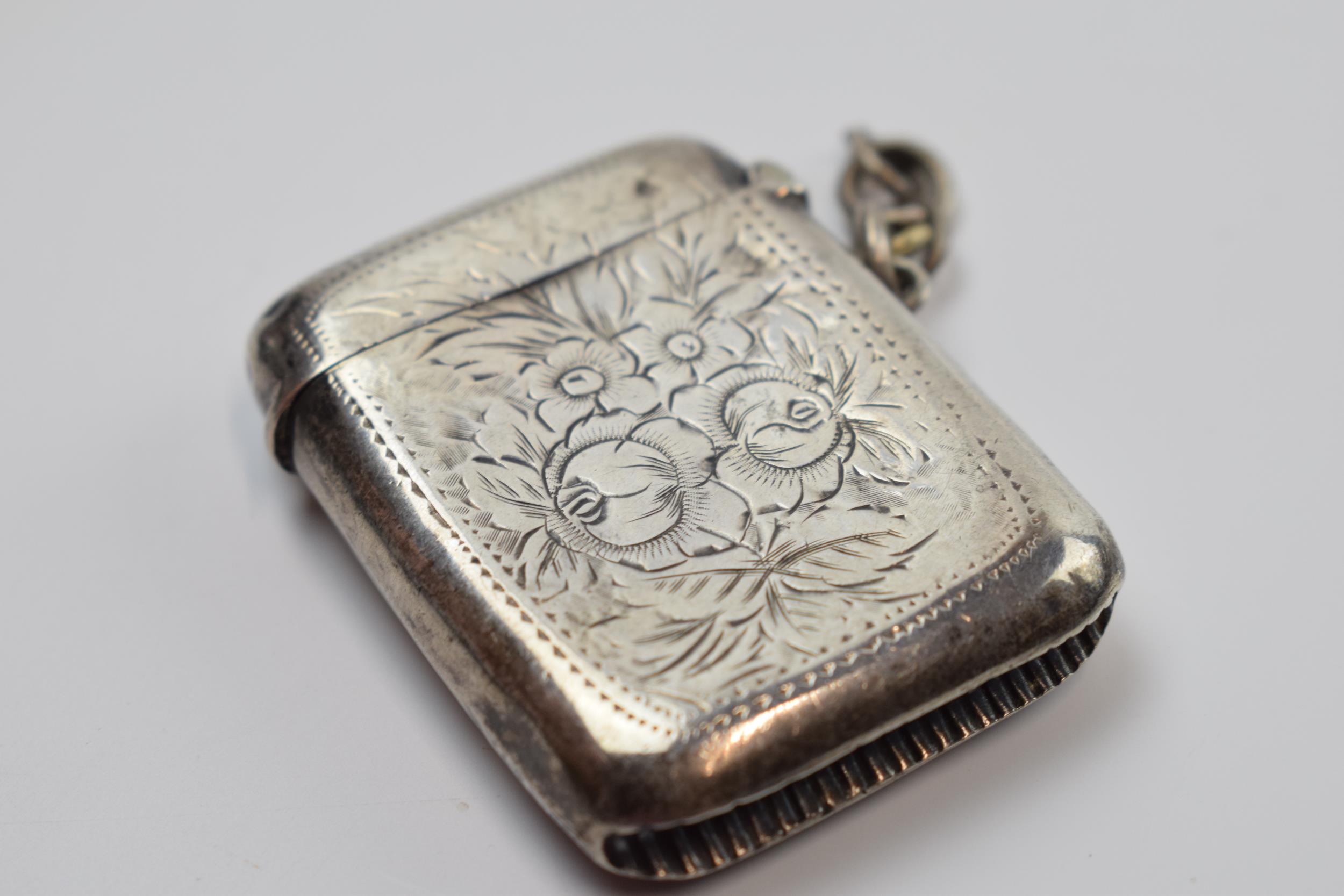 Hallmarked silver vesta case with engraved decoration, Birm 1909, gross weight 21.5 grams. - Image 2 of 3