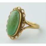 9ct gold ring set with cabachon stone style insert, 3.9 grams, size P/Q.