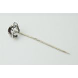 White metal horseshoe stick pin with riding crop, 6.5cm long.