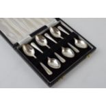 Cased set of 6 silver rat tail tea spoons, Birmingham 1977, 57.2 grams.