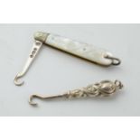 A pair of miniature silver button hooks to include a Birmingham 1908 Aide & Lovekin example with a