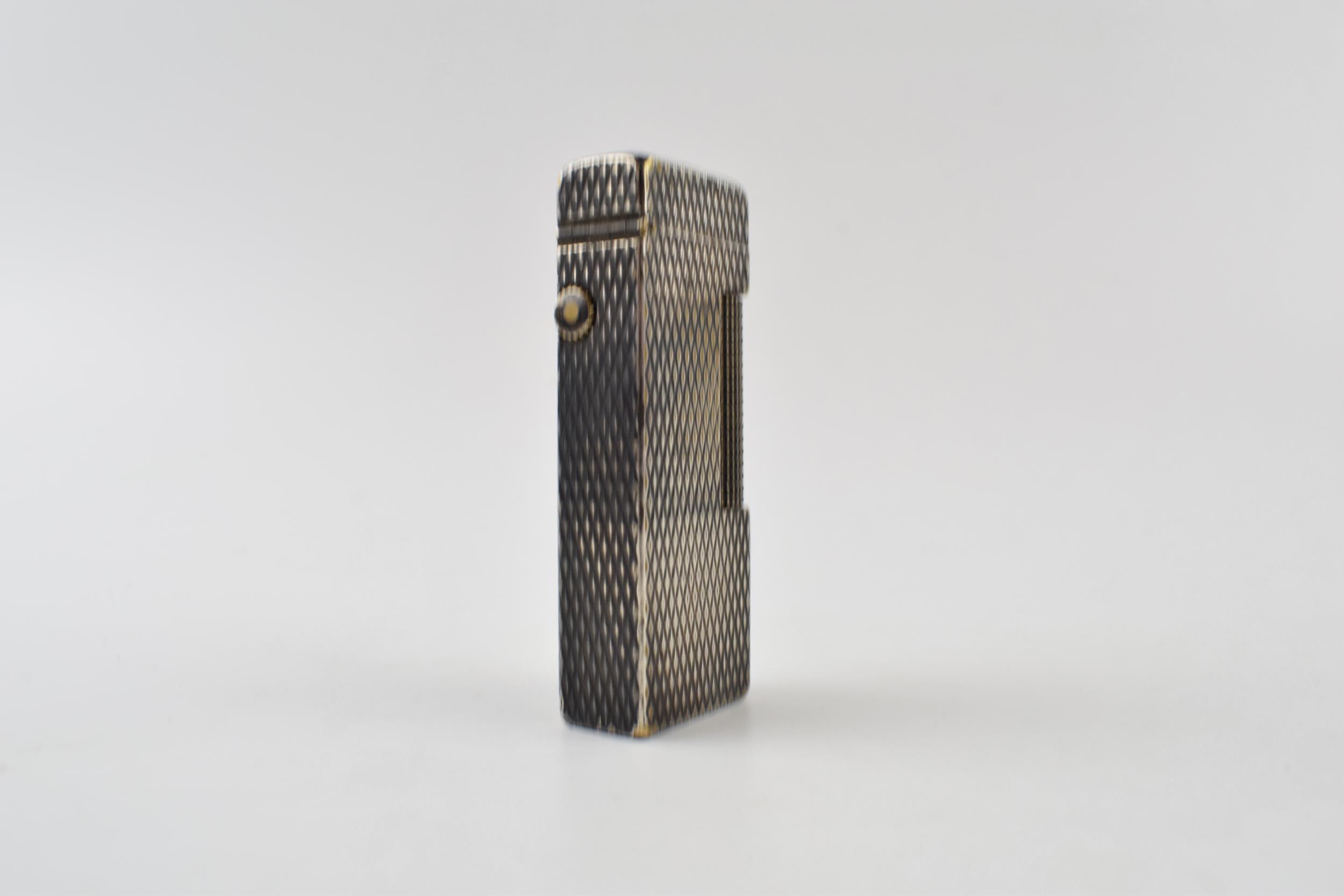 A collection of vintage lighters to include four Ronson examples and of note a Dunhill Rollagas. (7) - Image 3 of 4