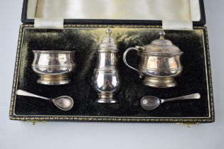 Cased silver cruet set with spoons, Birmingham 1955, 97.2 grams. With some pepper in the box.