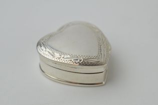 Silver 925 heart shaped trinket box with hinged lid, 10.3 grams.