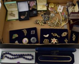 A mixed collection of vintage and modern costume jewellery to include Harrods brooch, Anderson &