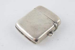 Hallmarked silver vesta case with engraved decoration, 26.1 grams, Chester 1899.