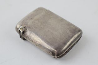 Hallmarked silver vesta case with engraved decoration, 20.6 grams, Birmingham.