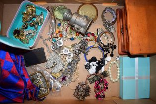 A quantity of mixed vintage and modern costume jewellery to include brooches, watches, necklaces,