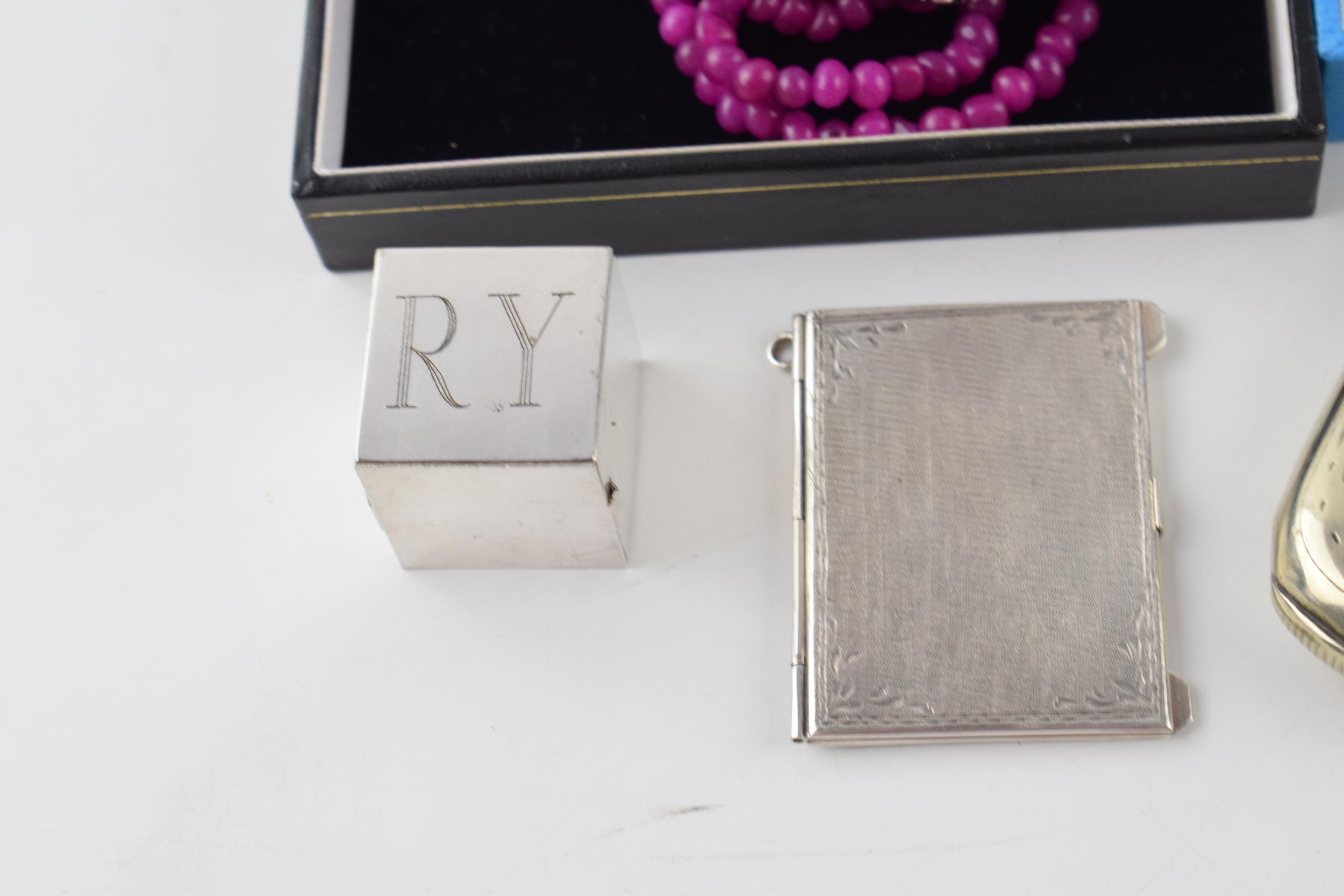 A collection of items to include a silver 800 stamp case, plated vesta cases, a white metal - Image 3 of 4