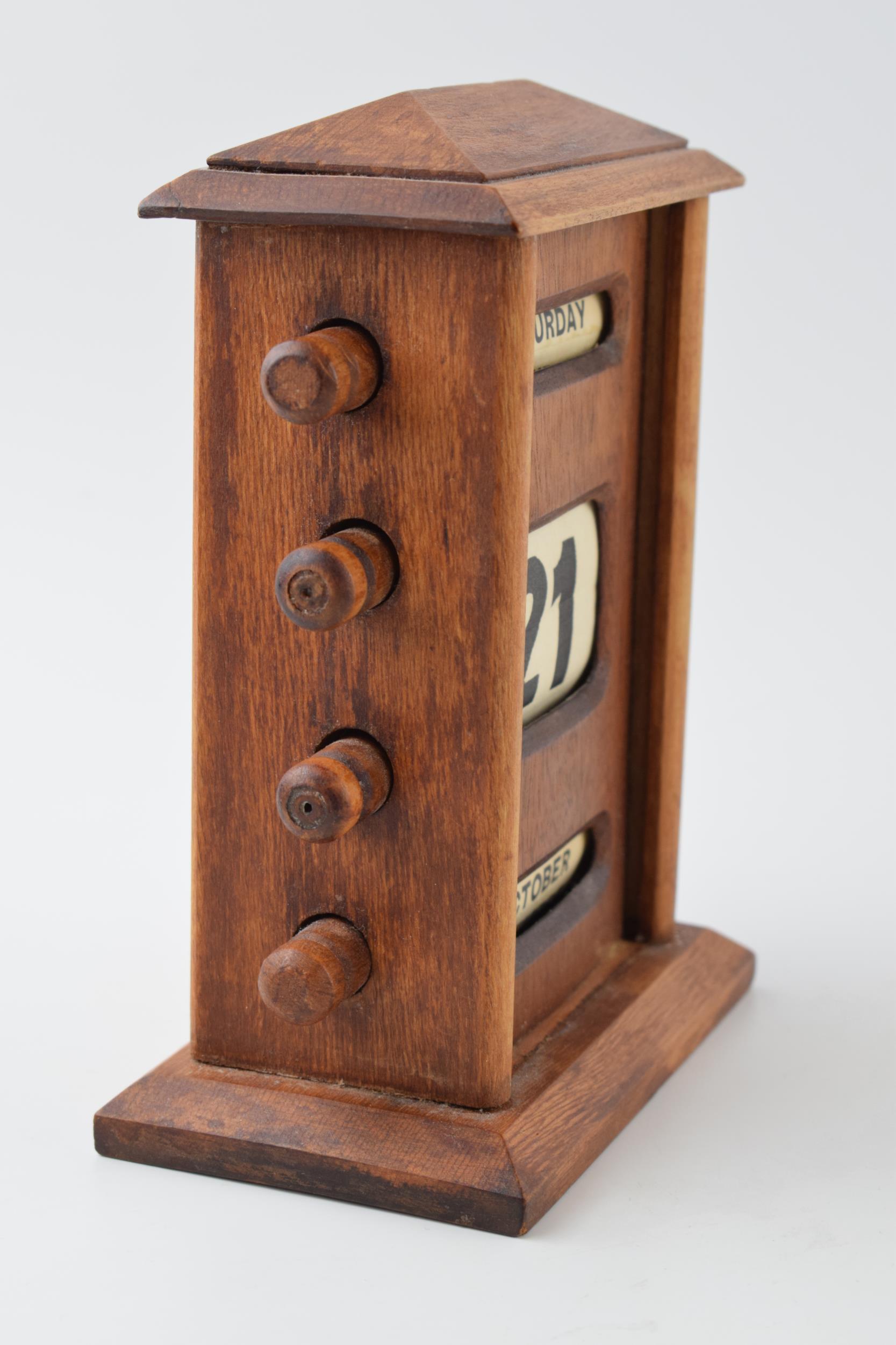 Vintage style perpetual calendar in wooden case with scroll like action, 17cm tall. - Image 2 of 4