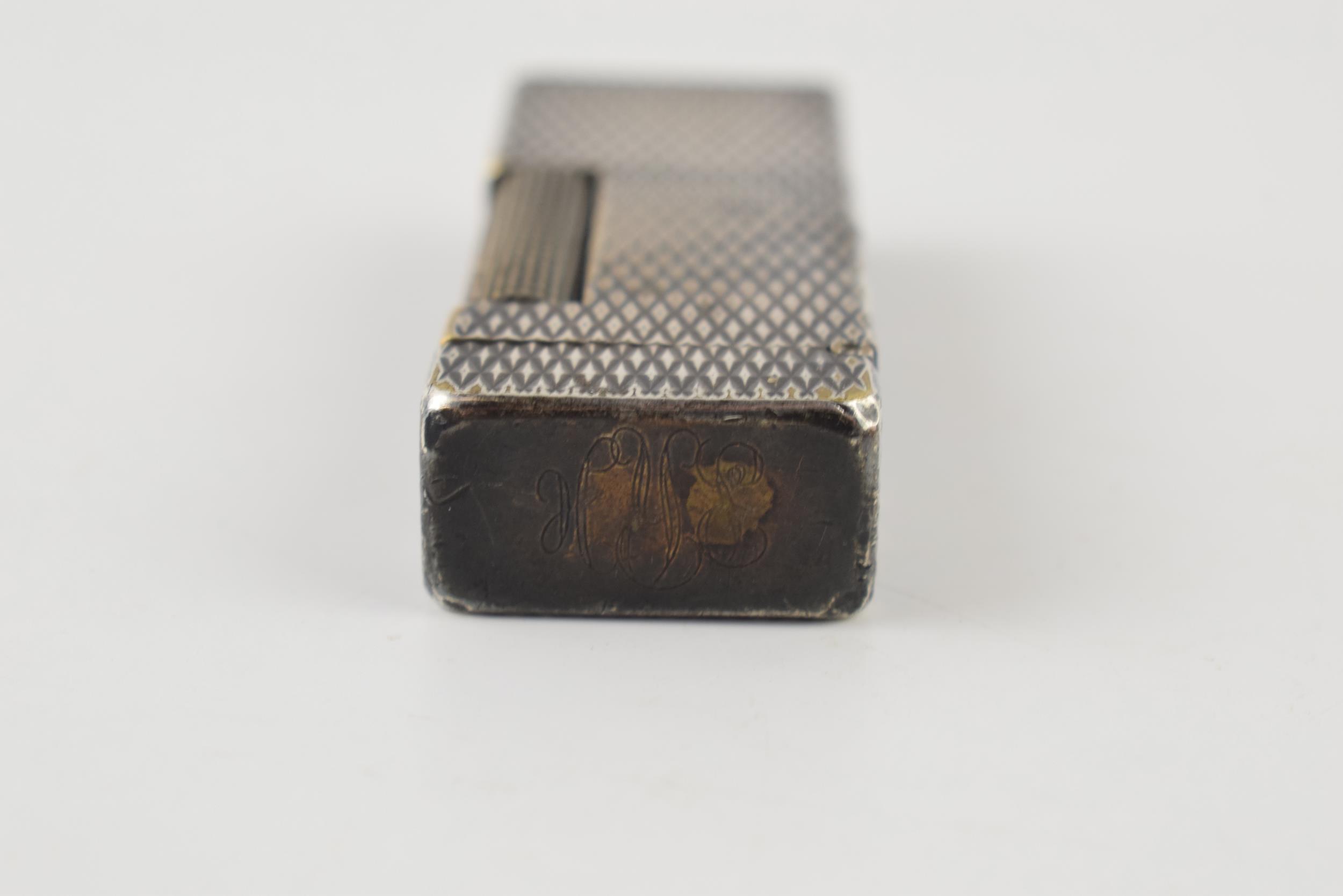 A collection of vintage lighters to include four Ronson examples and of note a Dunhill Rollagas. (7) - Image 4 of 4