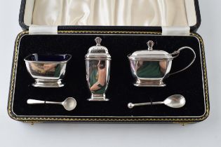 Cased hallmarked silver Art Deco cruet set with assosciated spoons, Birmingham 1924, 131.1 grams