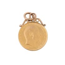 Half gold sovereign pendant 1907. Gold scroll top mount & ring, weight 4.53g