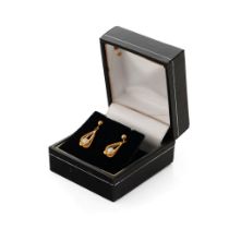 9ct and 22ct gold drop earrings with cultured pearls, gorss weight 1.3 grams.