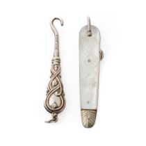 A pair of miniature silver button hooks to include a Birmingham 1908 Aide & Lovekin example with a
