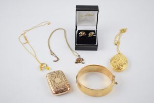 A collection of silver jewellery to include gold plated items such as a necklace, a metal core