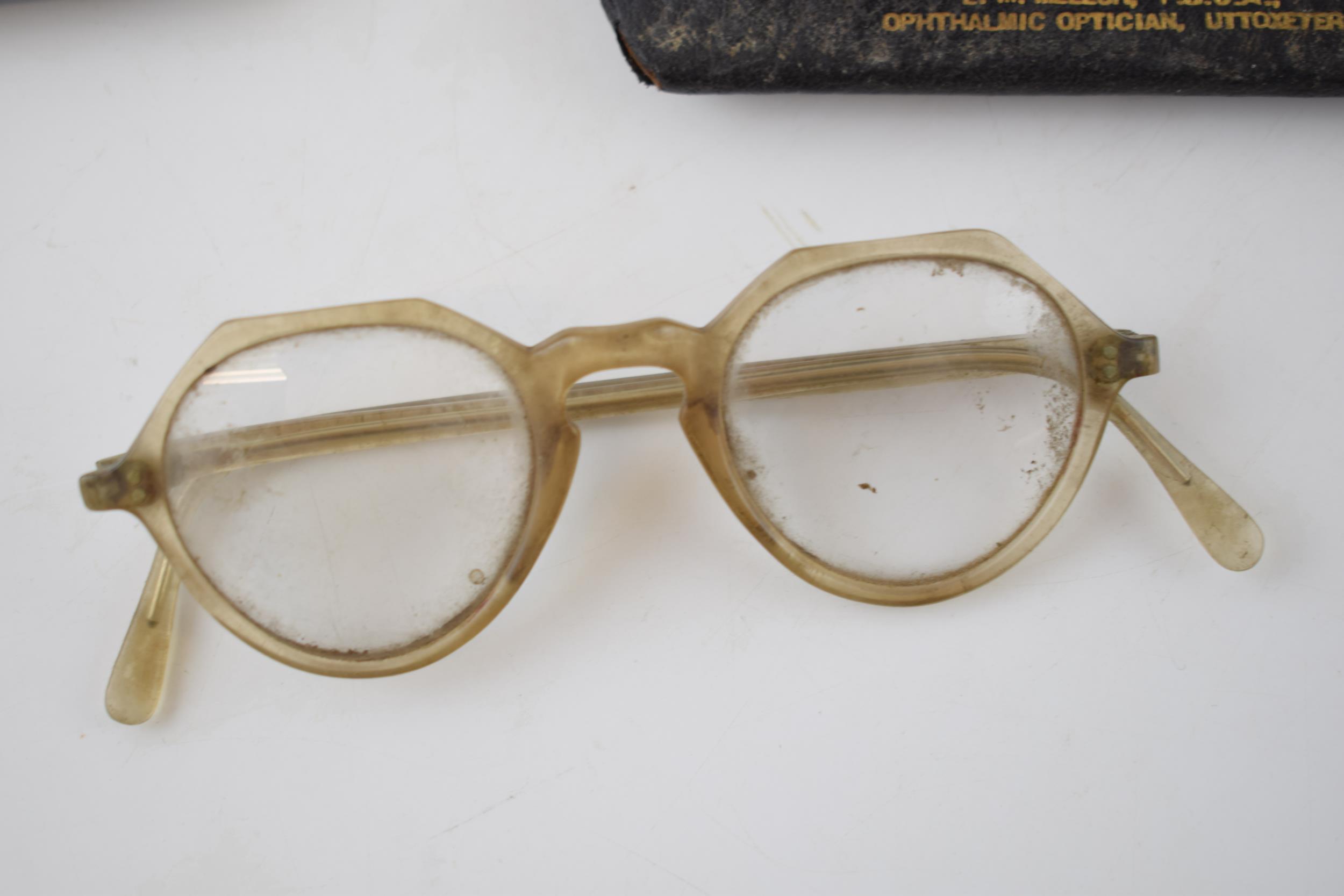 A collection of cased vintage spectacles in Georgian and later styles, some from Uttoxeter (Qty). - Image 5 of 5