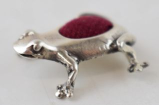 Sterling silver modern pin cushion in the form of a frog, 24mm long.