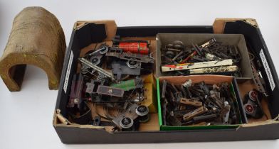 Vintage 'O' gauge railway items. A mixed collection of clockwork mechanisms, locomotion engines,