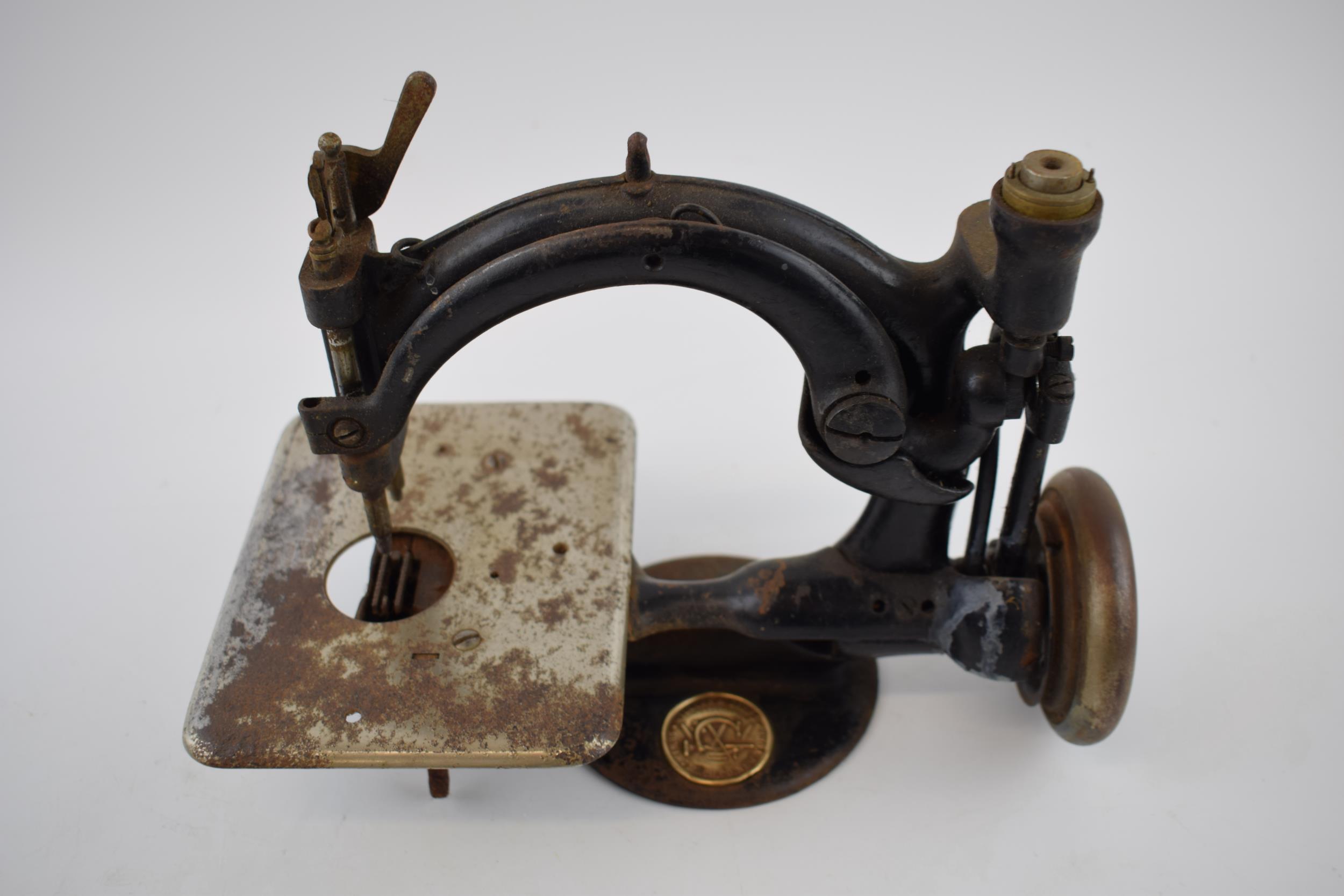 Willcox and Gibbs sewing machine, of New York, cast iron, 26cm long. - Image 2 of 5