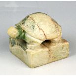 Schildkröte auf rechteckigem Sockel China