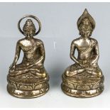 Zwei kleine Figuren eines sitzenden Buddhas