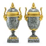 Ein Paar Granit-Vasen im Louis-XVI-Stil Napoleon III., um 1860/70