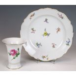 Runde Platte und Vase Meissen, einmal um 1860/1924