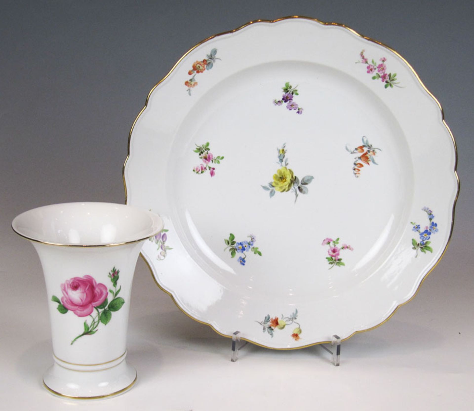 Runde Platte und Vase Meissen, einmal um 1860/1924