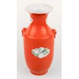 Kleine schlanke Vase mit erhabenen Fo-Hundköpfen China