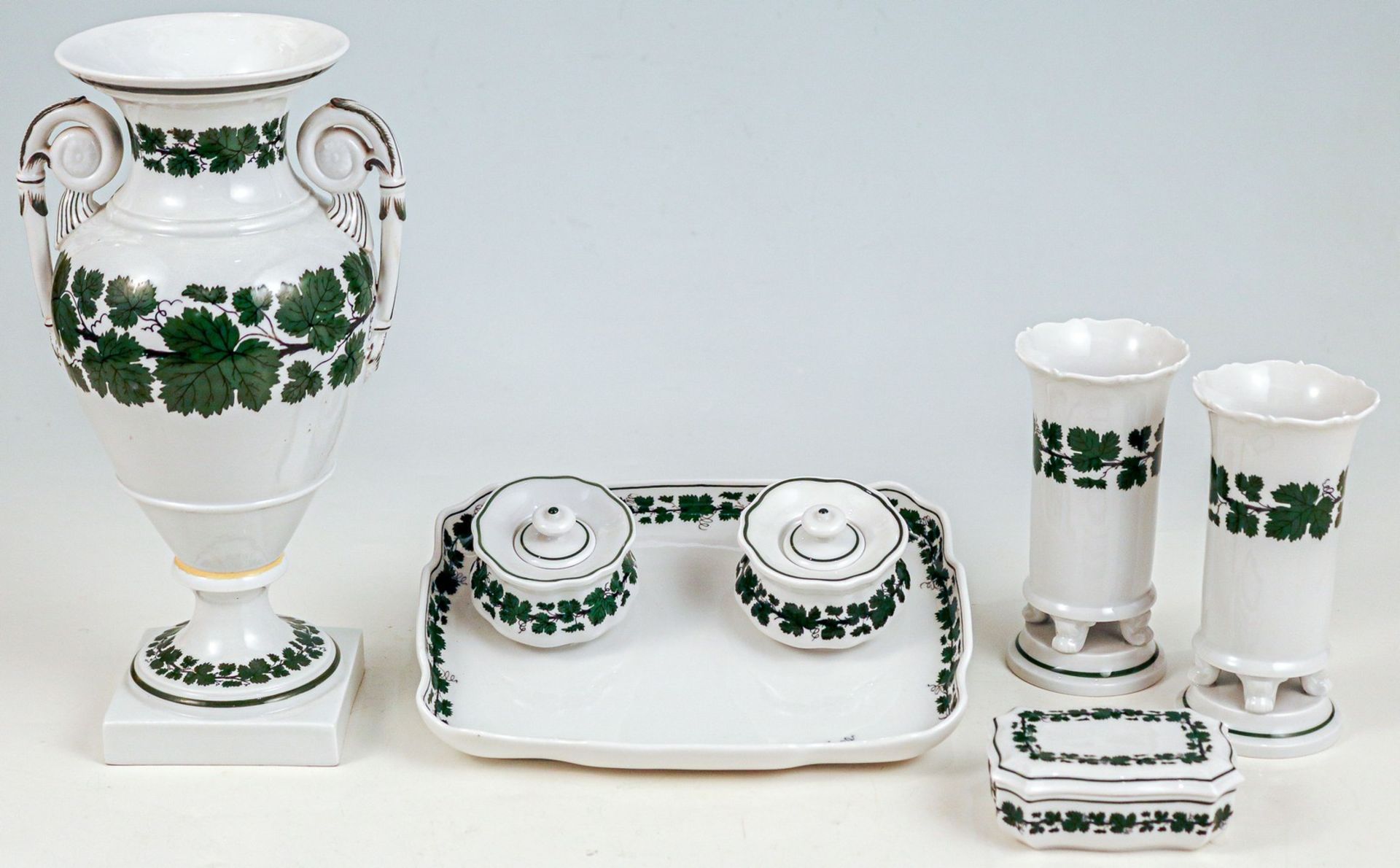 Amphorenvase, zwei Postamentväschen, Schreibzeug und kleine Deckeldose "Grünes Weinlaub" Meissen, 20