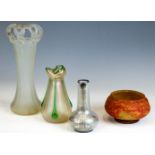 Niedrige Bechervase, Vase mit grünen Tropfen und Vase mit galvanischer Auflage Daum Frères, Nancy, u