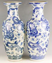 Ein Paar Vasen mit Blaumalerei unter Glasur China