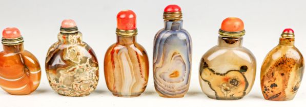 Sechs Snuffbottles mit Korallen-Stöpsel