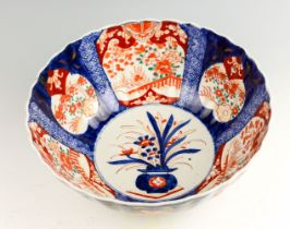 Große Schale mit gewelltem Rand Japan, Imari