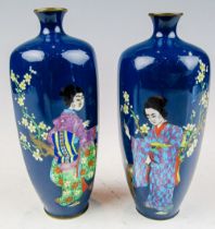 Ein Paar schlanke sechskantige Vasen Japan