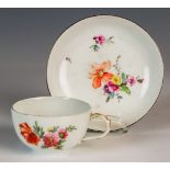 Tasse auf Untertasse mit natürlichen Blumen KPM Berlin, E. 18. Jh.