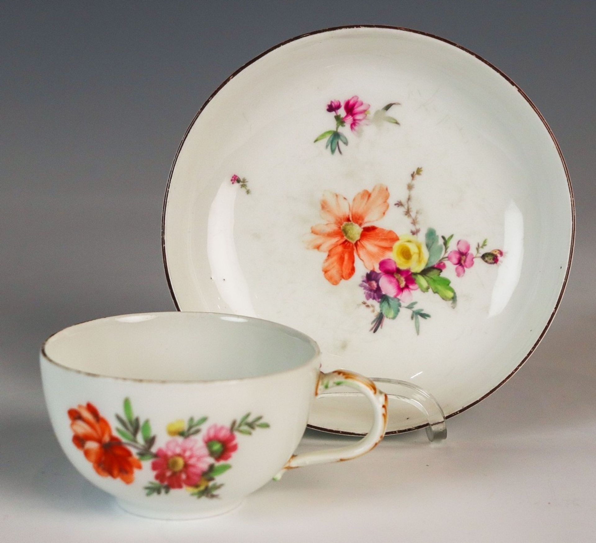 Tasse auf Untertasse mit natürlichen Blumen KPM Berlin, E. 18. Jh.