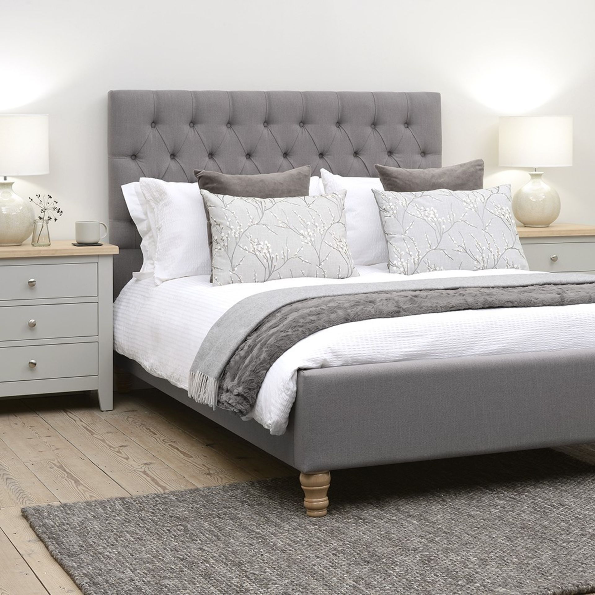 RRP £899 - COTSWOLD COMPANY 5FT KINGSIZE Evesham Granite Linen Kingsize Upholstered Bed (H)120 x (W)