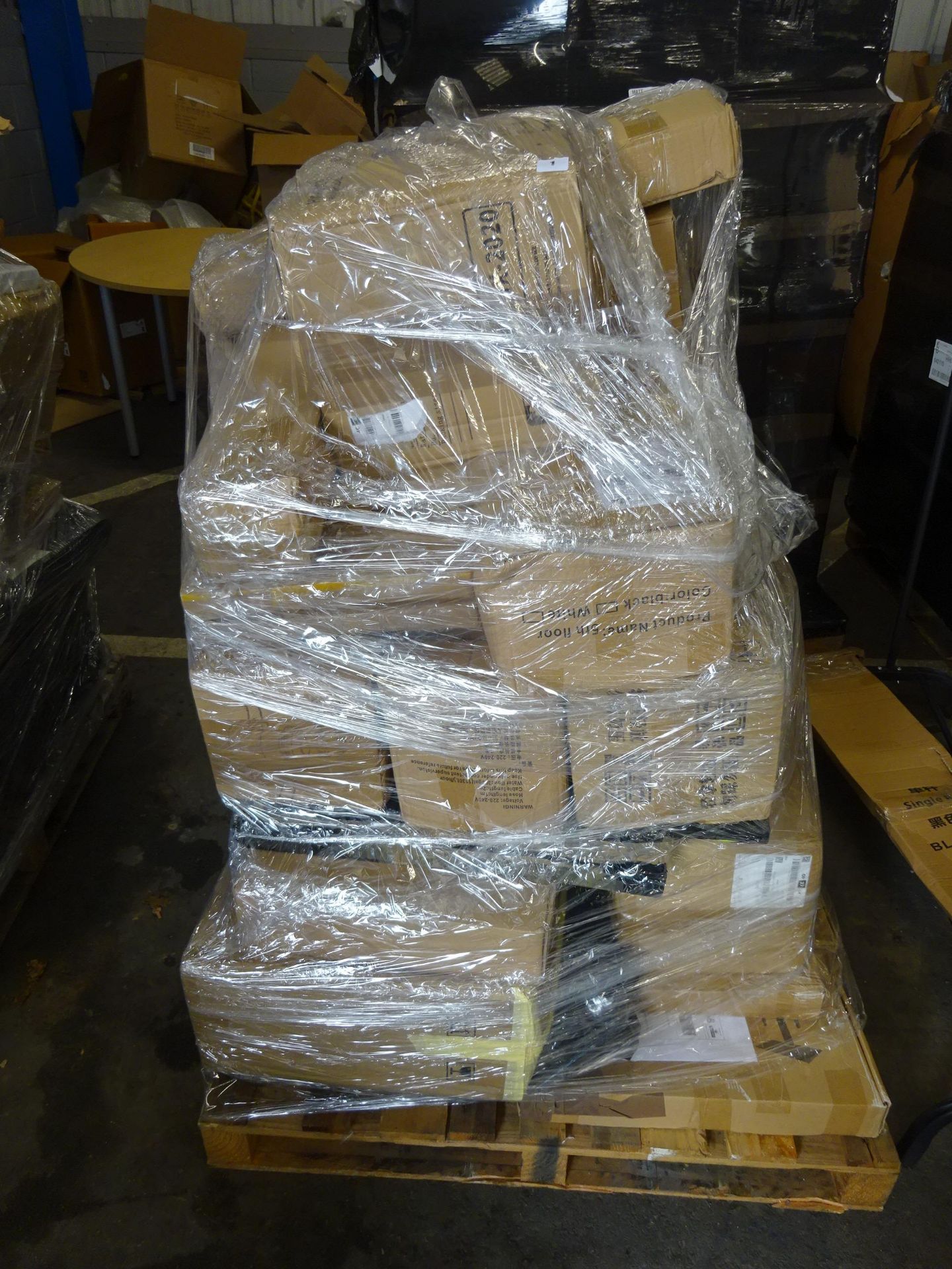 1 PALLET OF UNDELIVERED PARCELS From well known postal company.