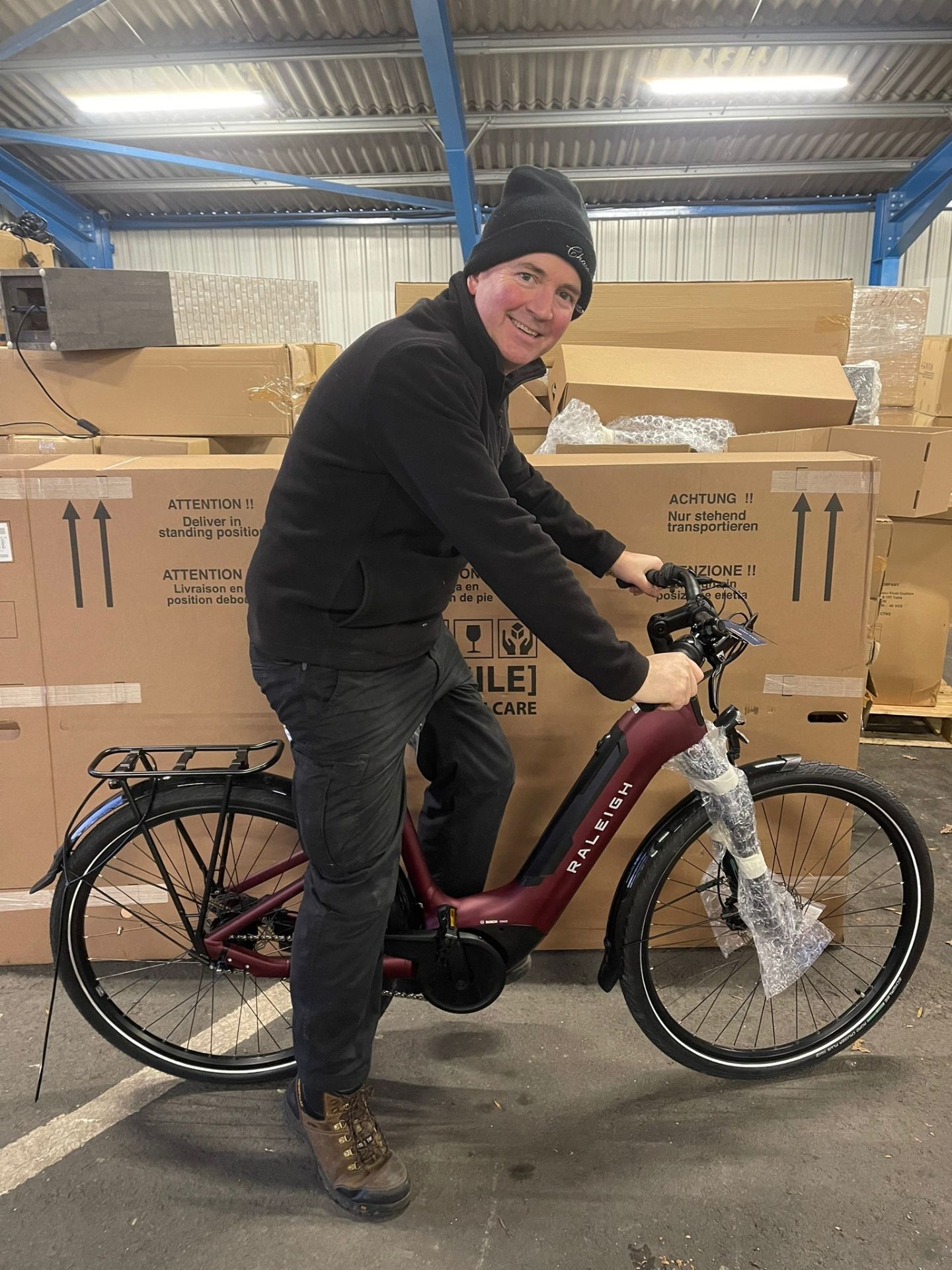 RRP £2599.99 - Brand New Red Raleigh Motus Tour Low Step Hub 2023 - Electric Hybrid Bike Product - Image 8 of 8