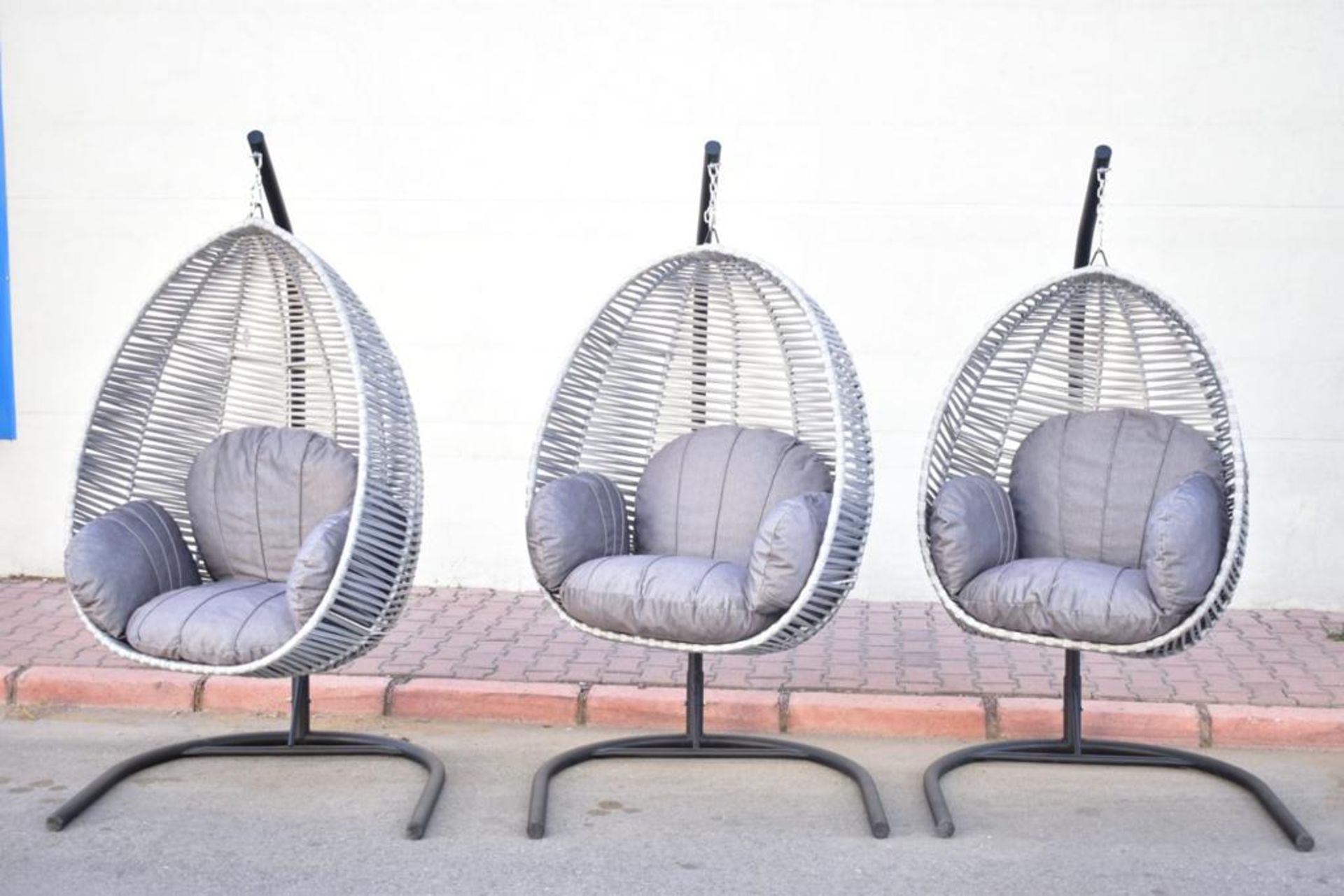 RRP £399 - NEW LUXURY INDOOR/OUTDOOR GREY HANGING EGG CHAIR - CAN BE DELIVERED ON A PALLET -