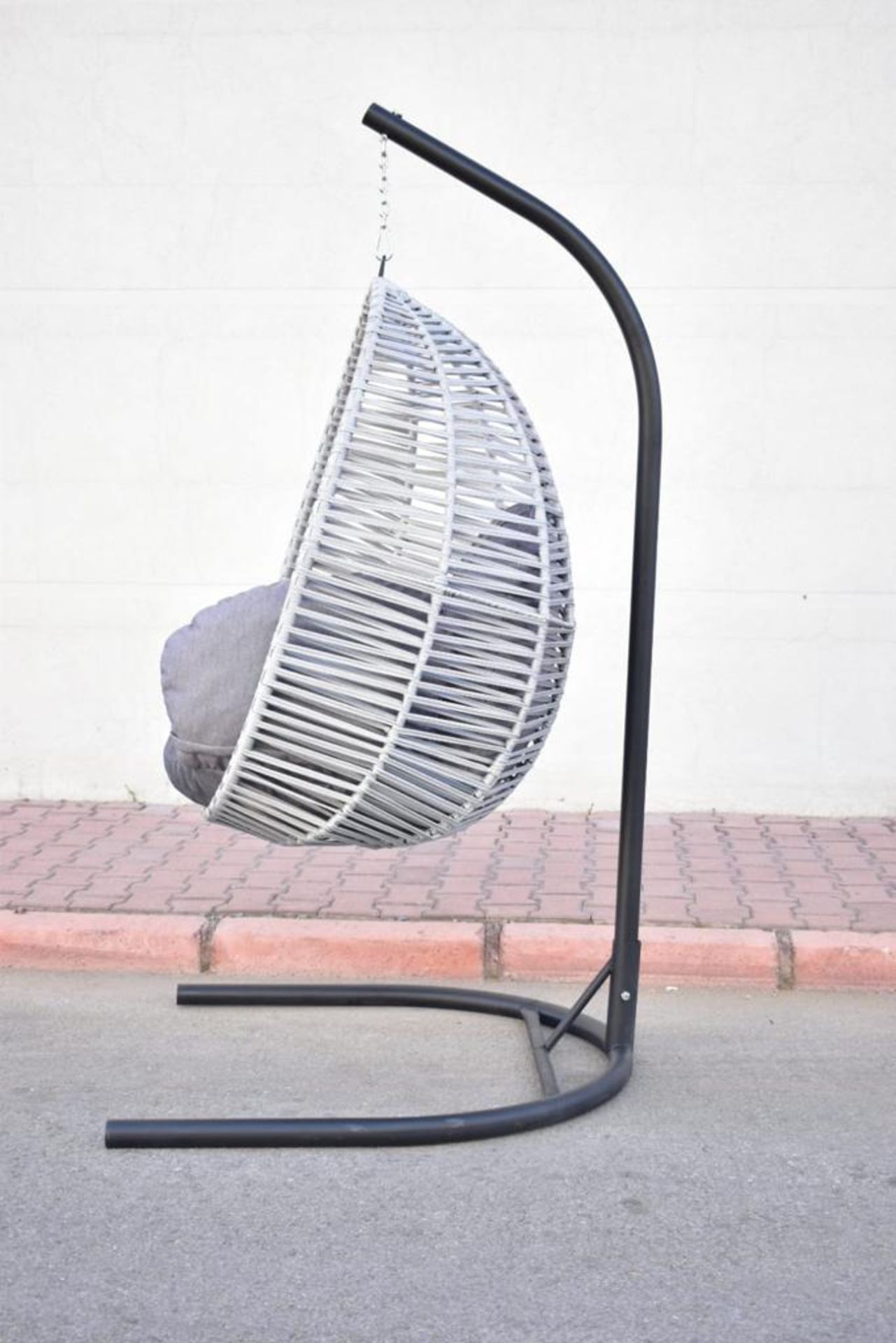 RRP £399 - NEW LUXURY INDOOR/OUTDOOR GREY HANGING EGG CHAIR - CAN BE DELIVERED ON A PALLET - - Image 3 of 3