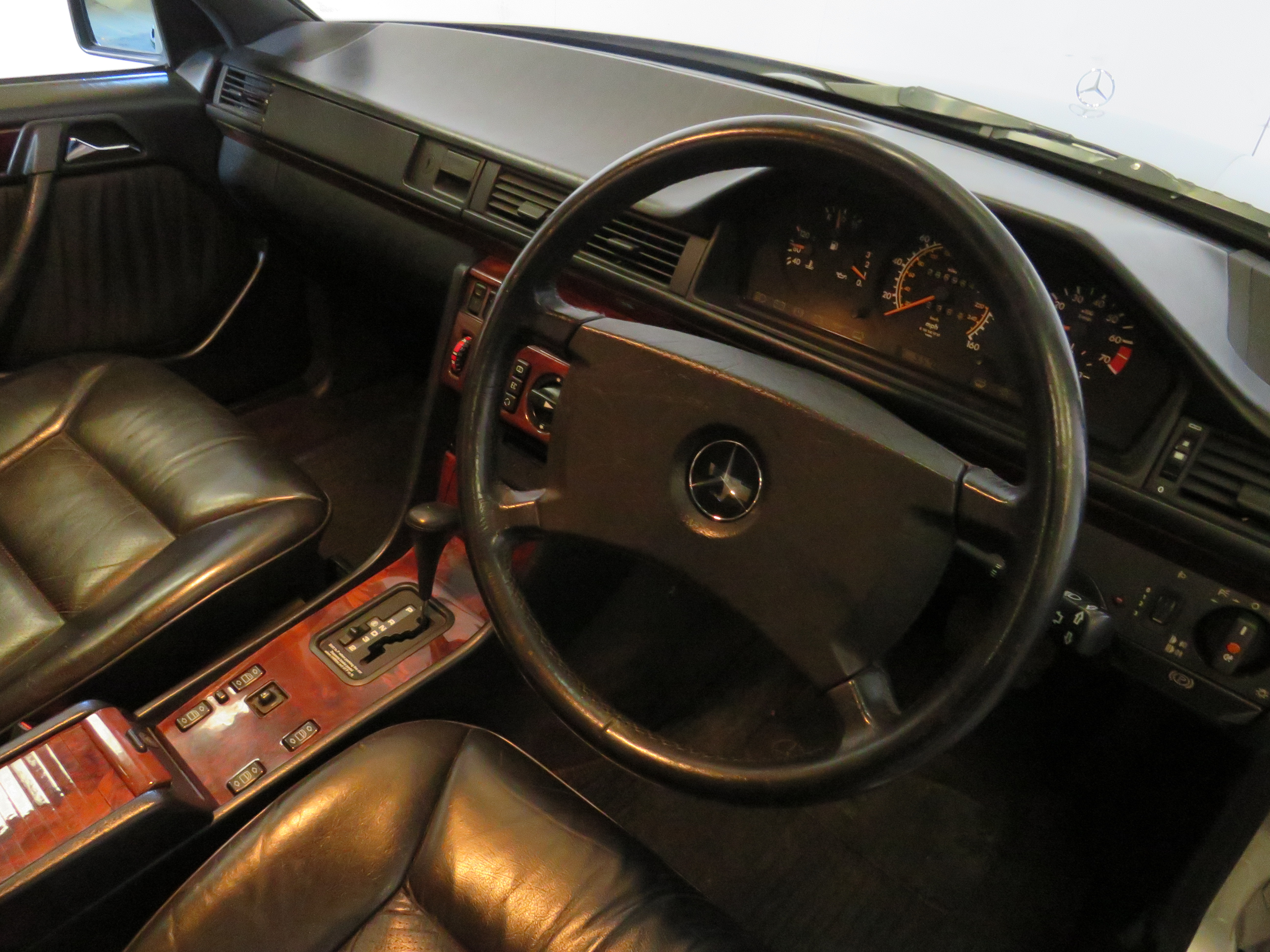 1990 Mercedes 260E Auto - 2599cc - Image 9 of 24