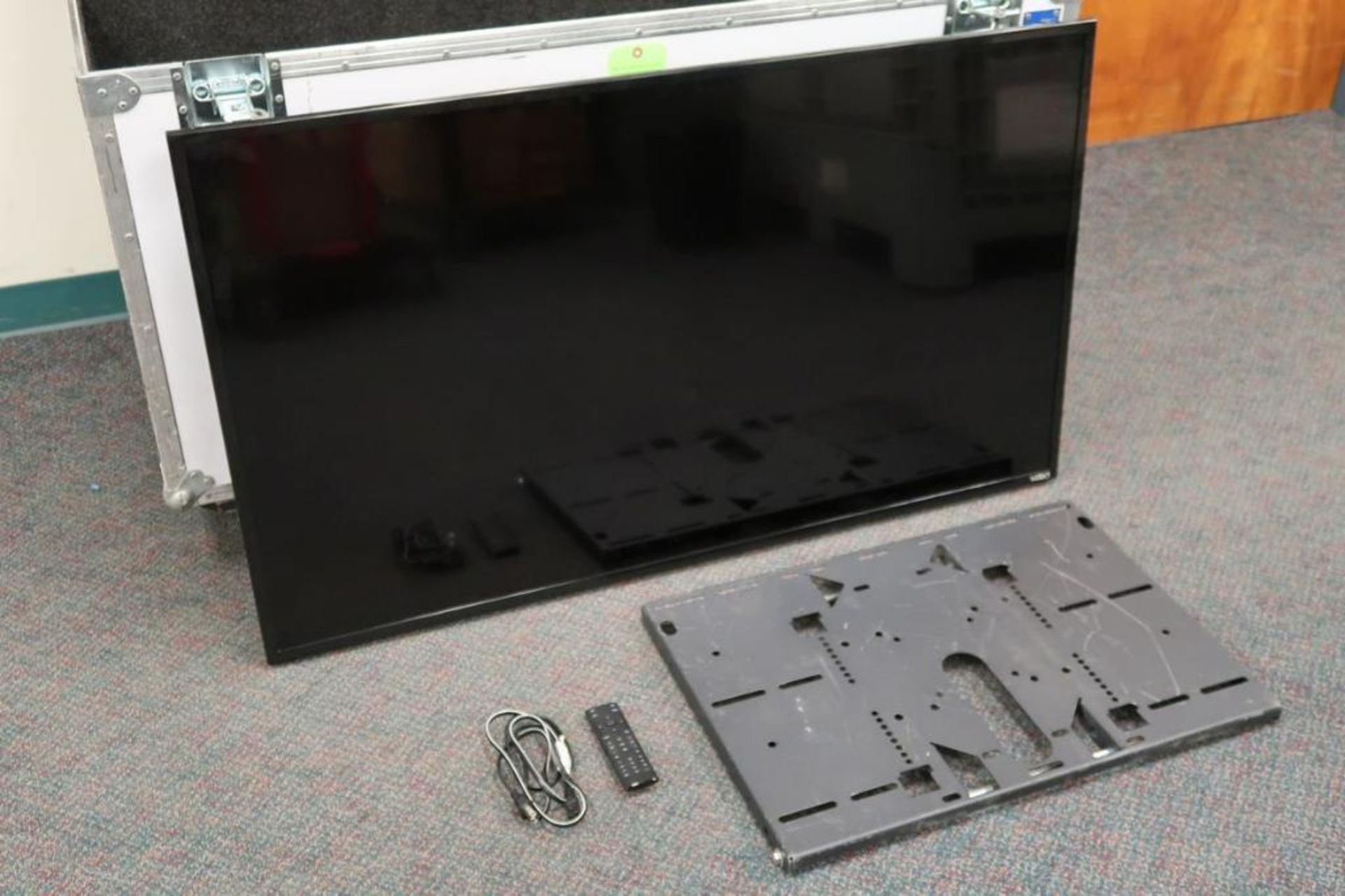 Vizio E55-E2 55" LCD Monitor & Mounting Bracket in MT Cases 55" Monitor Case