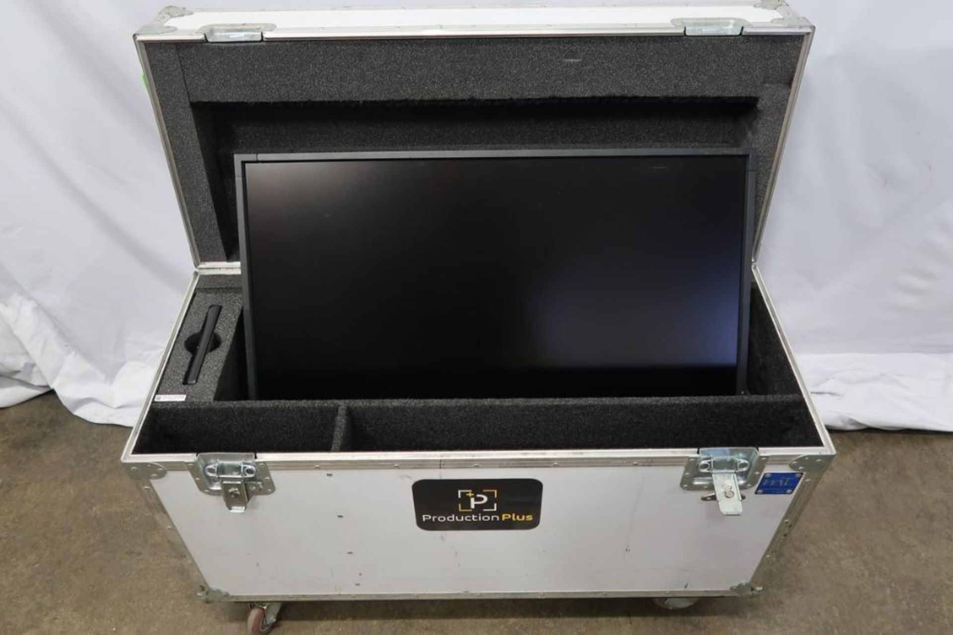 NEC MultiSync P402 40" LCD Monitor with MT Cases 40" Monitor Case - Image 2 of 3